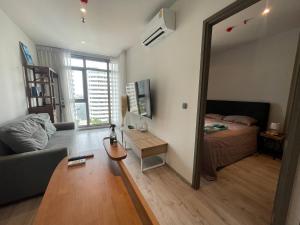 Luxurious 1-Bedroom Condo with Private Pool in Watthana