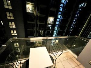Cozy 81 Newport Near NAIA Airport Balcony