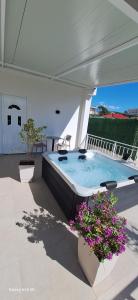 Cozy White House - Near Beach Private Jacuzzi