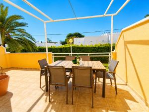 Apartamento Atila en Dénia a 250 m de la Playa con Terraza, Piscina y Jacuzzi by Family Homes