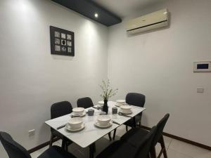 3Bedroom, 2Car Park Seaview with Balcony for 6 pax, The Landmark