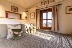 Plank Bridge Shepherds Hut in Apple Orchard & BBQ Sleeps 2