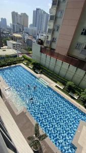 Red Residences Modern Apartment with City View in Makati