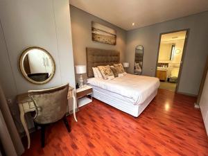 Luxurious city center apartment plus Heated pool