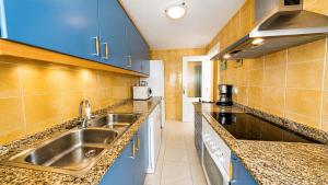 Apartamento Sergi, planta baja, terraza y piscina by Family Homes