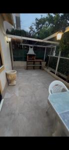 Apartamento bajo con terraza y piscina