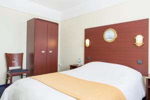 Double Room with City View room in Hôtel Les Gens De Mer Dunkerque by Popinns