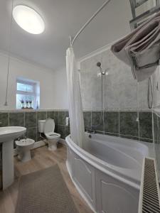 Spacious 3BR Home-Parkingx3, Fast WiFi, Swindon