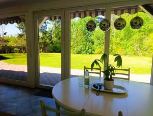 Helles Ferienhaus mit Kamin & idyllischen Garten