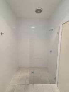 Queen Room in Spacious Merrylands House - NM5