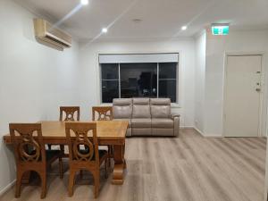 Queen Room in Spacious Merrylands House - NM5