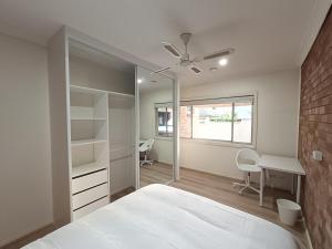 Queen Room in Spacious Merrylands House - NM5