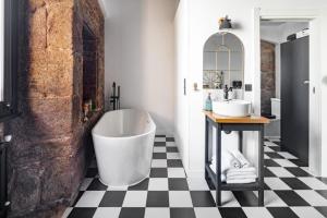 La Suite Años 20. Bañera, chimenea y terraza.