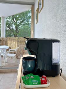Le Lodge des Pins, terrasse & piscine en pinède