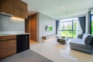 Stylish Beachfront Two-Bedroom Flat