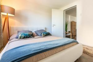Luxury Business Apartment with 2 Monitors and Parking