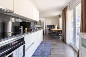 Luxury Business Apartment with 2 Monitors and Parking