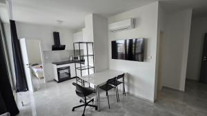 2 room Apartment with AC, Vienna Gate 4