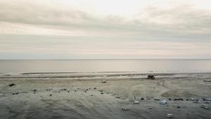 Strandnahe Ferienwohnung mit Privatweg, Spielplatz & Aufzug