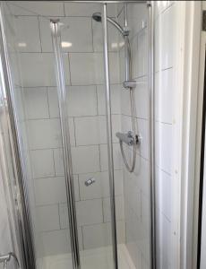 CORBY En- Suite Double Room Off Shetland Way Near Rockingham Minimum 4 night stay for Couples or Singles Shared fully equipped kitchen