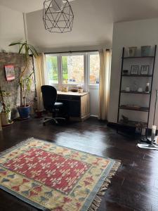 En suite room with separate living room