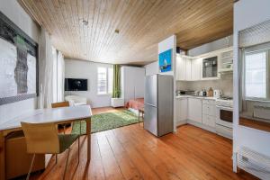 Light-Filled Apartment near Old Town & Beach - Free Parking - Close to Port