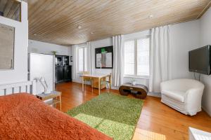 Light-Filled Apartment near Old Town & Beach - Free Parking - Close to Port