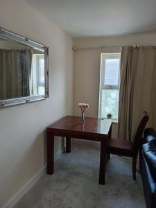 2 Bedrooms Flat in Surrey, 30 min to London