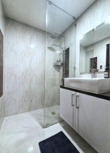 Modern Studio w Pool Near Clark