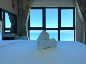 2 Bedroom Ocean View apt on the 33rd Floor