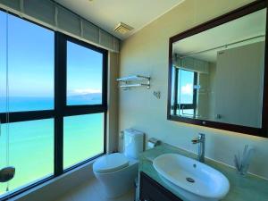 2 Bedroom Ocean View apt on the 33rd Floor