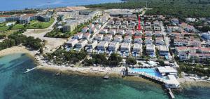 Sunny Lena Premium Family Apartment with Garden, Close to Beach & Pool