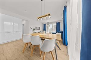 AC family house with garden and pool, 10B