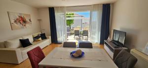 Sunny Lena Premium Family Apartment with Garden, Close to Beach & Pool