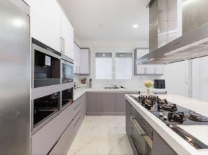 Huge modern home with pool in Valencia city center