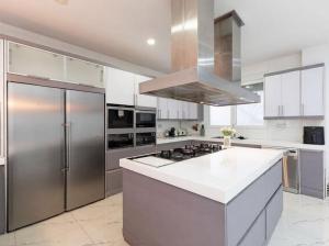 Huge modern home with pool in Valencia city center