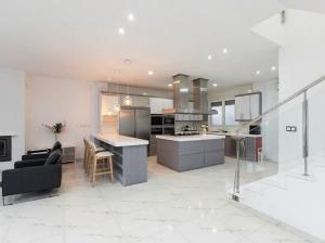 Huge modern home in Valencia city - 3 bedrooms, 2 bathrooms - sleeps 9