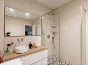 Huge modern home in Valencia city - 3 bedrooms, 2 bathrooms - sleeps 9