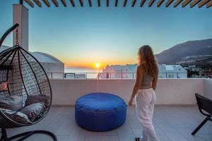 Santorini Luxury Room 1 - Private Terrace with Sea View, Parking and more