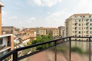 GuestHost - Comfy Balcony Flat steps from Navigli