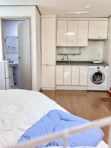 54Hongdae Station Area, Yeonnam, Hongdae Street, 15 Minutes from Itaewon, Single Accommodation, Fully Furnished