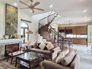 Dear Hill Retreat Villa with Rice Field View