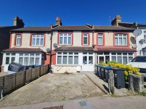 Spacious 4 Bedroom House in Selhurst Park