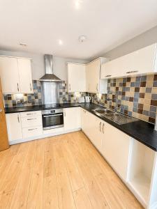 Modern 2BR Flat W balcony & 2 Bathrooms