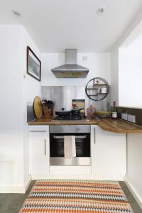 Airy & Private 1-Bedroom Near Preston Park Station