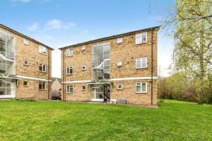 2 Bed Flat - Sleeps 3 - Pets - Parking - Wifi