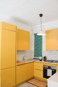 Central & Modern - 2 Bedrooms with Balcony & Parking