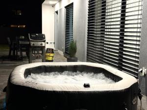 AC family house with garden and jacuzzi, 9A