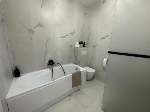 AC family house with garden and jacuzzi, 9A