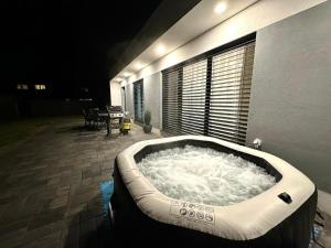 AC family house with garden and jacuzzi, 9A